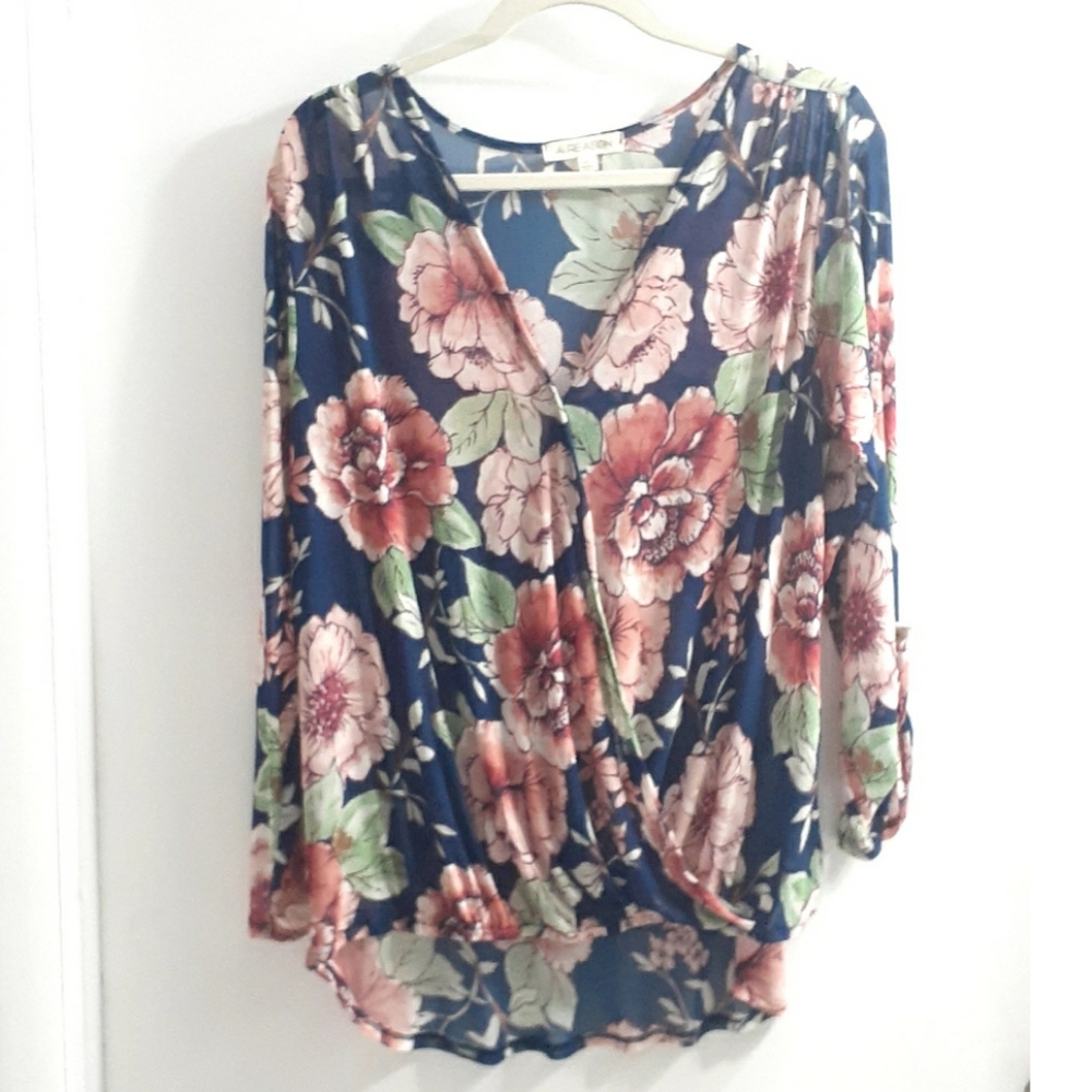A Reason floral blouse. Bundle any 5 items with 💥and pay $25